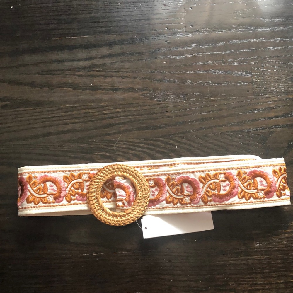 NWT Anthropologie floral design belt sz small! No flaws!